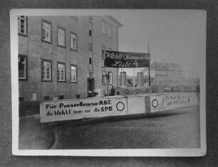 Dresden-Übigau, Rethelstraße 47 c. Reproduktion einer Fotografie "Reichstagswahl 1933 - Wählt Kommunisten Liste 4", die auf dem Treffen von Parteiveteranen im Garten von Schloß Übigau gezeigt wurde