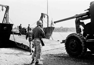 Transport von Streitkräften und Material über den Rhein durch die amerikanischen Marinestreitkräfte (US-Rhine-River-Patrol).
