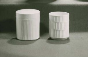 Teedose "2505/wp" und Vase "2497/87" von Siegrid von Liebenstein