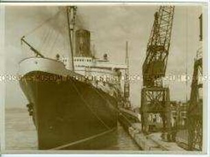 Hochseepassagierdampfer "Bremen" im Hafen von Southampton