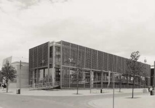 Hannover. Weltausstellung. Türkischer Pavillon (1995/2000; M. Tabanlioğlu, M. G. Tabanlioğlu). Ansicht mit Haupteingang