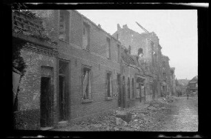 Lille (?) (Dep. Nord, Frankreich): Ruinen einer Häuserzeile