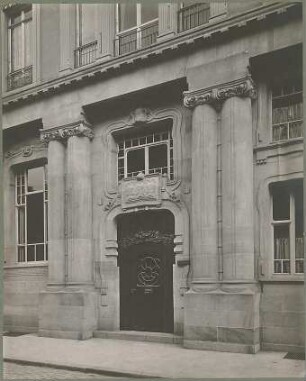 Billing, Hermann; Karlsruhe, Friedrichsplatz / Ritterstr.; Bankhaus Straus, Umbau - Fassade mit Eingangstür (Teilansicht)