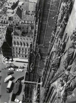 Skulpturen am Straßburger Münster mit Blick auf die Altstadt