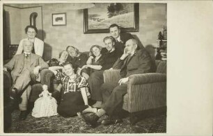 [Familie im Wohnzimmer]