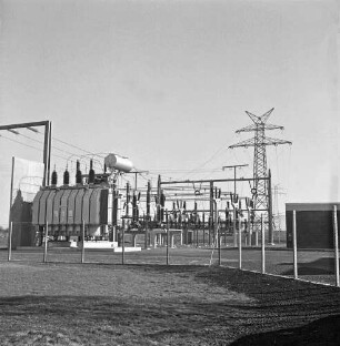 Energieversorgung: Umspannwerk Barsbüttel-Willinghusen der Schleswag und der Nordwestdeutschen Kraftwerke AG: Erweiterungsbau: Einweihung: Blick auf Überlandleitung mit Strommast: darunter Transformatoren