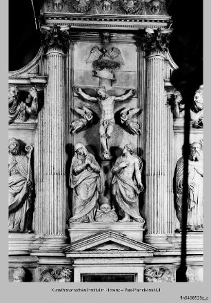 Hochaltar mit seitlichen Schranken : Altarretabel (Chorseite) : Kreuzigung