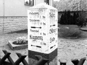 Wegestein mit Entfernungsangaben (in km) : Ralbitz-Rosenthal-Schönau (Kreis Kamenz), Wittichenauer Straße. Wegestein mit Entfernungsangaben (in km). Granit, um 1900 (?)