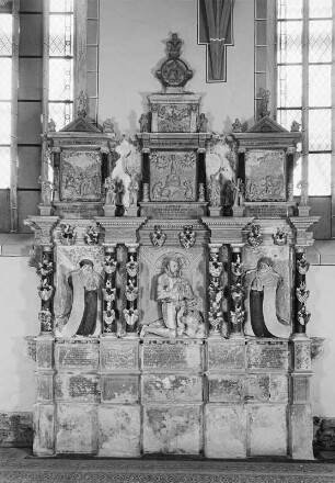 Epitaph für Caspar von Schönberg und seine beiden Frauen : Andreas Lorentz (tätig um 1550-um 1583). Epitaph für Caspar von Schönberg (gest. 1578) und seine beiden Frauen. Sandstein, farbig gefaßt, um 1578