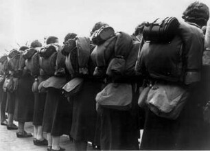 Hamburg 1938. Vor dem Hauptbahnhof sind Mädchen des Bund Deutscher Mädel (BDM) zum Reichsberufswettkampf in voller Ausrüstung angetreten.