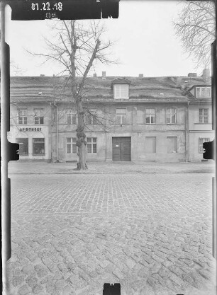 Potsdam, Otto-Nuschke-Straße (Lindenstraße) 47. Wohnhaus. Straßenfront