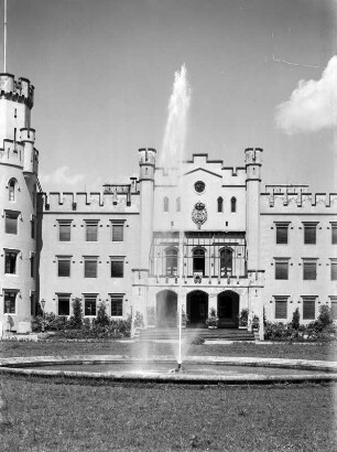 Schloss Sibyllenort : Sibyllenort (Szczodre, Polen). Schloss (1851/1867; C. H. W. Wolf). Blick vom Park mit Fontäne zur Haupteingangsseite mit Mittelrisalit