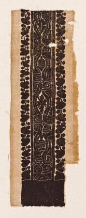 Fragment eines Leinengewebes mit einem Zierstreifen