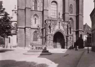 Breslau, Dom : Breslau (Wroclaw/Polen). Dom Sankt Johannes der Täufer. Blick auf die Marienstatue und das Westportal des Domes