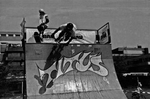 Rathausplatz: Titus-Show-Team aus Münster zeigt Stunts mit Rollschuhen, Skateboards und Bicycle Motocross-Fahrrädern (BMX-Fahrrad) auf einer Veranstaltung des Baugewerbeverbands Schleswig-Holstein für die Ausbildung als Handwerker