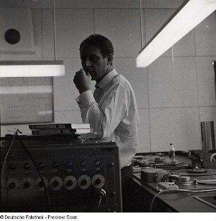 Portraitserie Karlheinz Stockhausen : Karlheinz Stockhausen (1928-2007; Komponist). Aufnahme im Studio für elektronische Musik des Westdeutschen Rundfunks Köln (WDR)