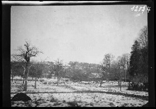 Arrancy (Dep. Aisne, Frankreich): Ortspanorama hinter leicht schneebedecktem Feld