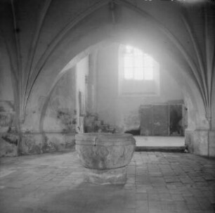 Taufstein : Cham-Chammünster. Pfarrkirche Mariä Himmelfahrt (15. Jh.). Taufstein (um 1200) unterhalb der Westempore