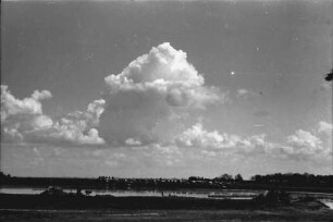 Biled: Sumpflandschaft mit schönen Wolken