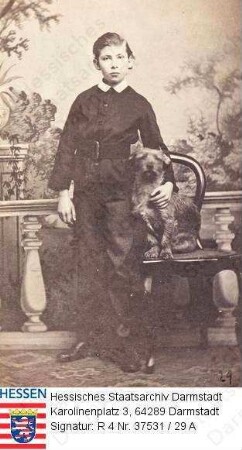 Nordeck zur Rabenau, Friedrich Freiherr v. (1851-1918) / Porträt, vor Landschaftskulisse neben Stuhl mit Hund stehend, Ganzfigur