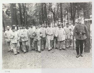 Verwundete Franzosen beim Spaziergang im Garten unter Militäraufsicht