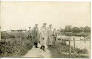 Hindenburg mit Offizieren an einem Bootssteg