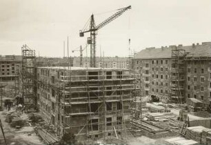 Dresden, Großbaustelle an der Haydnstraße : Bau von Wohn- und Geschäftshäusern in Großblockbauweise
