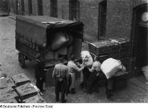 Anhalter Bahnhof. Arbeiter entladen Wäschesäcke von einem Anhänger des Mitropa-Fuhrparks : Berlin. Anhalter Bahnhof. Arbeiter entladen Wäschesäcke von einem Anhänger des Mitropa-Fuhrparks
