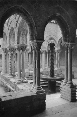 Reisefotos Italien. Sizilien. Monreale. Dom Santa Maria la Nuova. Kreuzgang (1174/1189). Ansicht aus dem Brunnenhaus