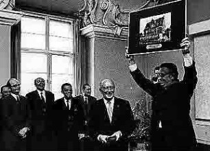 Verabschiedung von Heinz Schmeissner: In der Aula im Bauhof überreicht Herr Laumer eine Fotomontage (4.v.Rechts: Otto Peter Görl)