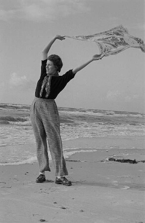 Renate Rössing am Prerower Weststrand, ein Tuch in den Wind haltend