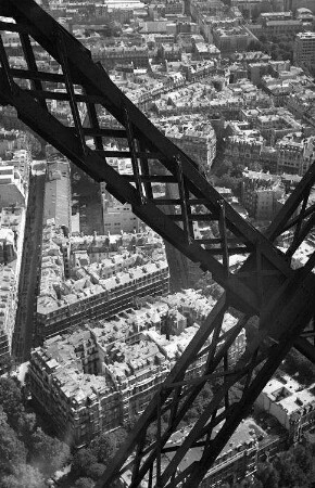 Paris: Eiffelturm, durch die Träger vom Fahrstuhl aus