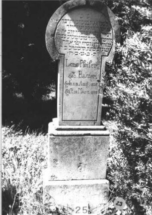Grabstein 23 (Index: 99805245) Material: Sandstein Zustand: leicht beschädigt Maße HxBxT: 160x43x23 cm Beschreibung: Stele, getreppter Sockel, Hufeisenbogenabschluß: Grabstein 23