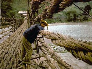 Mann auf einer Bambusbrücke (China 1959)