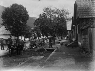 Straßenszene : Eine Straßenszene in Königsfeld mit Kutschen und Händerln, die ihre Ware verladen.