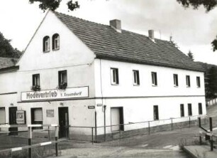 Cossebaude, Talstraße 2. Alte Schmiede (Wohnhaus mit Laden und Ladenanbau) (1701/1800). Eckansicht mit Fassade Gnomenstieg