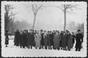 Zum Gruppenportrait aufgestellte Teilnehmer einer Reisegruppe mit Geschäftsleuten aus Bulgarien um Hristo Petrow Dimitrow im Park von Sanssouci in Potsdam