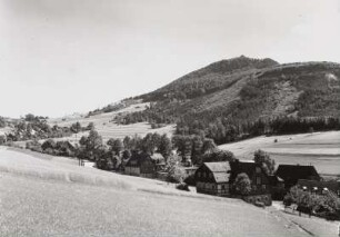 Oberdorf gegen Wache (Lausche-Paß) und Lausche (793 m). Blick vom rechten Talhang (Bruchweg) nach Südsüdwest