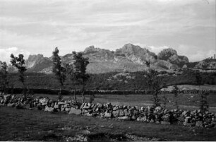 Stara Vrata Pass: Steinmauer an der Hochfläche mit Velebit Gebirge