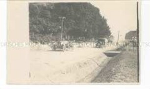 Armeelastwagen auf einer Straße