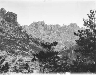 Landschaft : Blick in Richtung der Berggipfel, vorn Terrassen