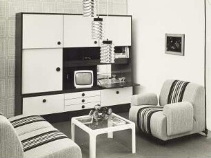 Anbauwand : Wohnzimmermöbel (1977). Anbauwand und zwei Sessel mit Beistelltisch