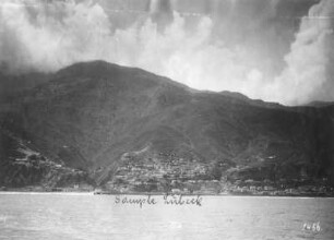 La Guaira, Venezuela. Blick von einem Hochseepassagierdampfer der Hapag auf Küste mit Ort und Hafen vor Bergmassiv Ávila