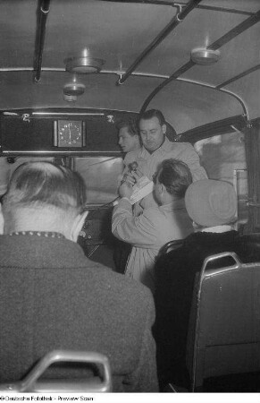 Reisegruppe des Deutschen Reisebüros in einem Reisebus