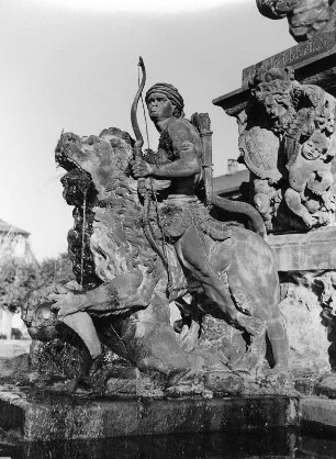 Markgrafenbrunnen : Markgrafenbrunnen. Sandstein (1699-1705; E. Räntz). Löwenreiter (Allegorie des Flusses Naba (Naab) und Afrikas). Bayreuth, Neues Schloss, Platz vor dem Corps de logis