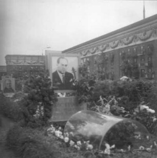 Grabstätte für den Geiger David Oistrach mit Porträt-Fotografie. Moskau, Nowodewitschi-Friedhof