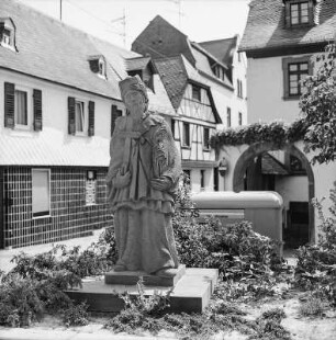 Hl. Johannes von Nepomuk (Heiligenfigur); Walluf, Hauptstraße 38