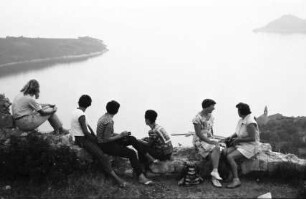 Lopud: Gruppe von Mädchen bei Sonnuntergang auf dem Castell