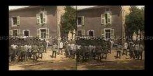 Soldaten und Wagen der Kriegskasse in Romagne