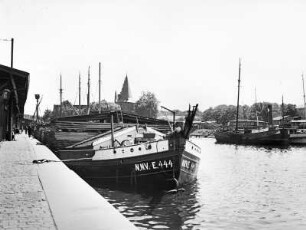 Lübeck, Holstenhafen. Blick vom Kai nach Südsüdwest zum Holstentor